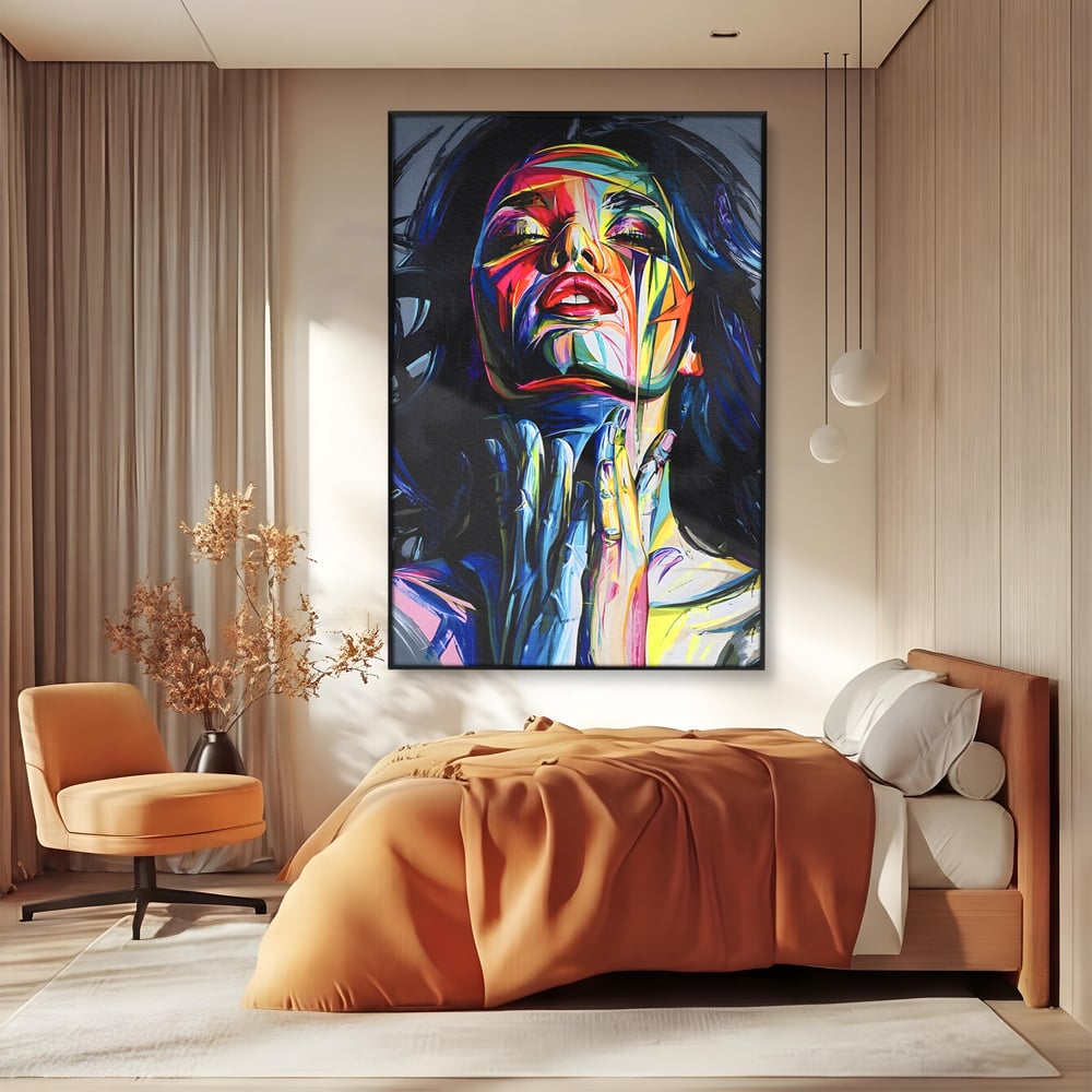 Tablou canvas cu tablou canvas cu femeie stilizata, in rama de aluminiu negru, pe perete intr-un dormitor